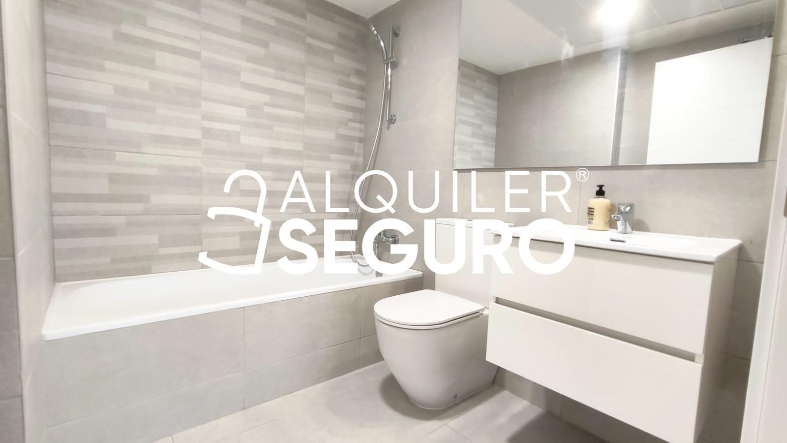 Bathroom of Flat to rent in  Valencia Capital  with Air Conditioner, Heating and Terrace