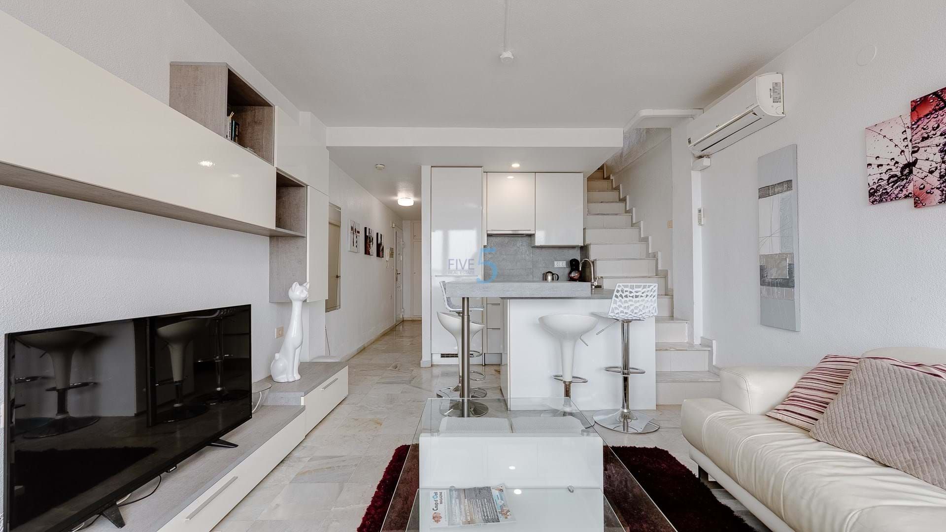 Sala d'estar de Dúplex en venda en Torrevieja amb Aire condicionat, Terrassa i Piscina