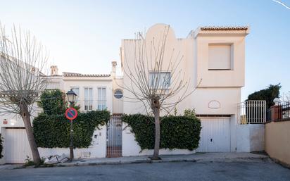 Vista exterior de Casa adosada en venda en Huétor Vega amb Aire condicionat, Calefacció i Jardí privat