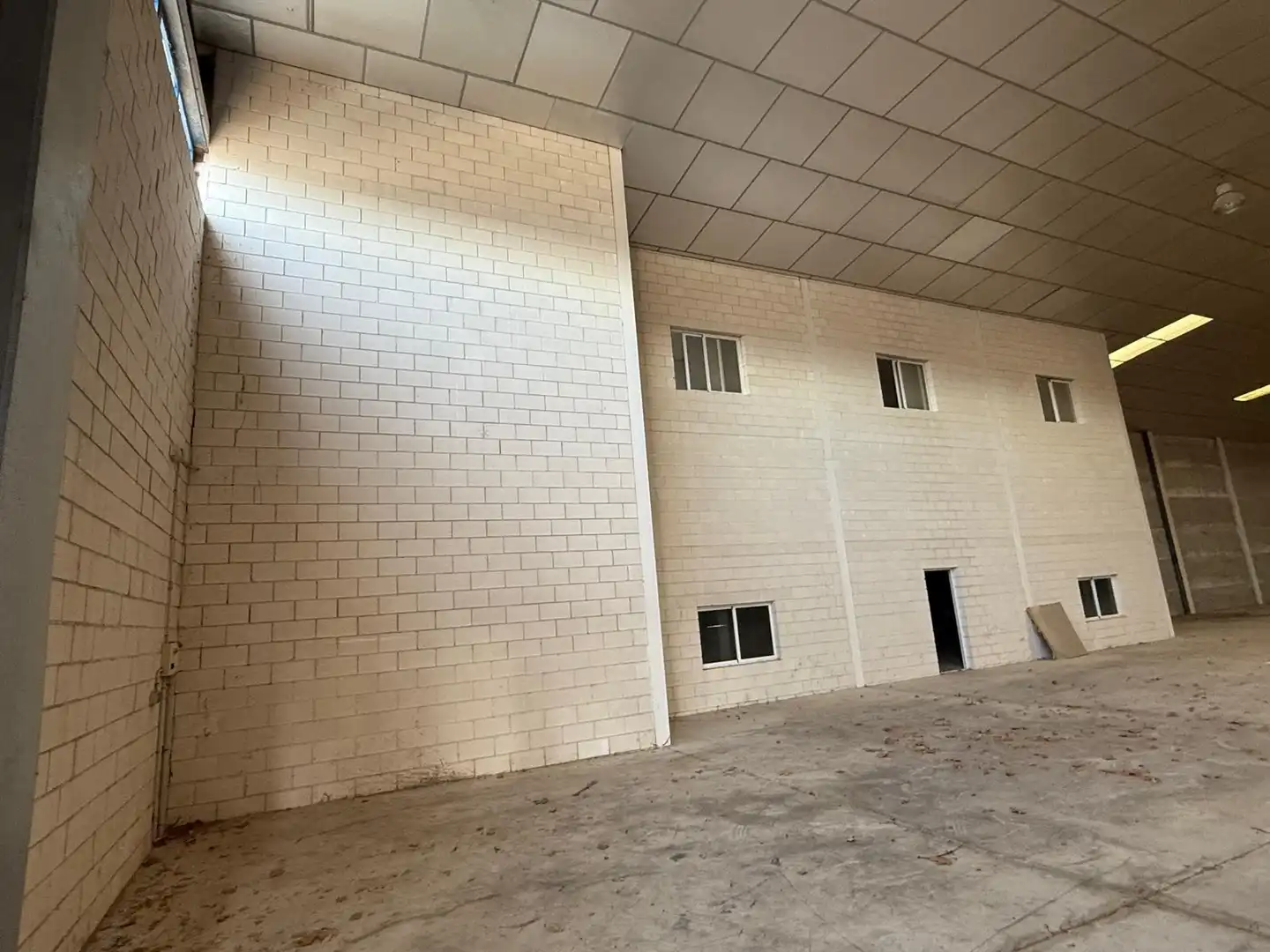 Außenansicht von Fabrikhallen zur Miete in Reus