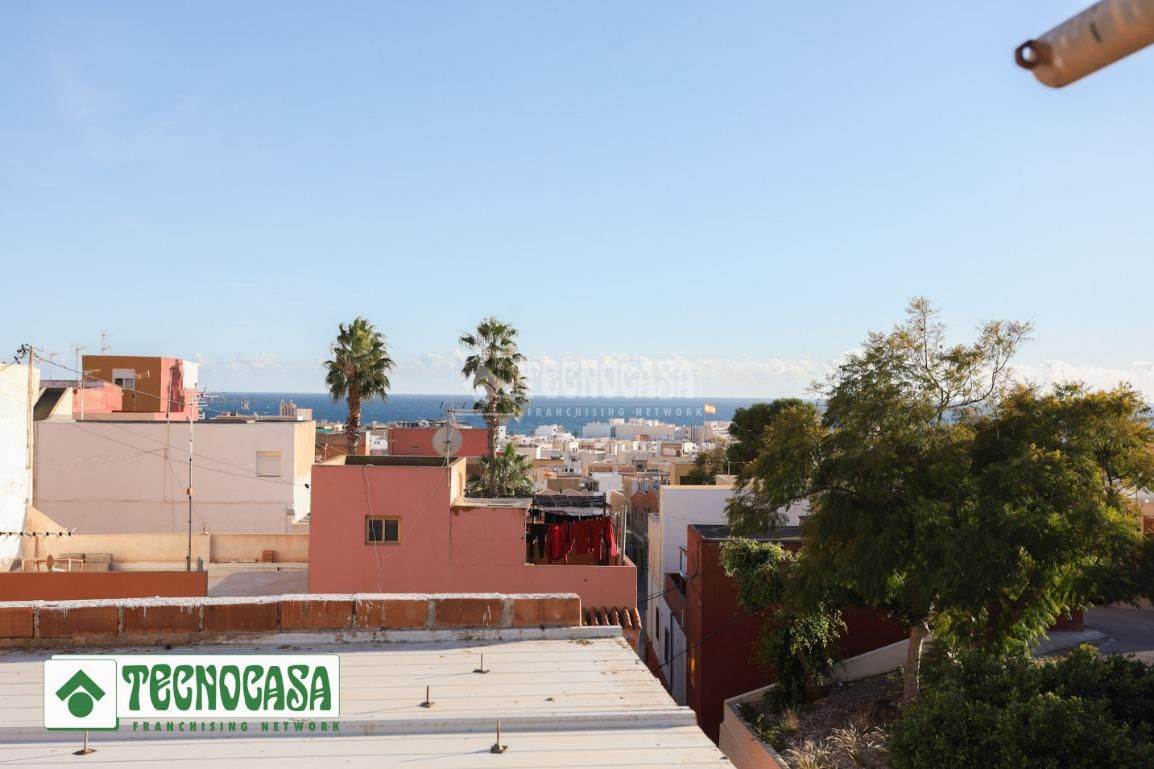 Vista exterior de Casa adosada en venda en Adra amb Terrassa