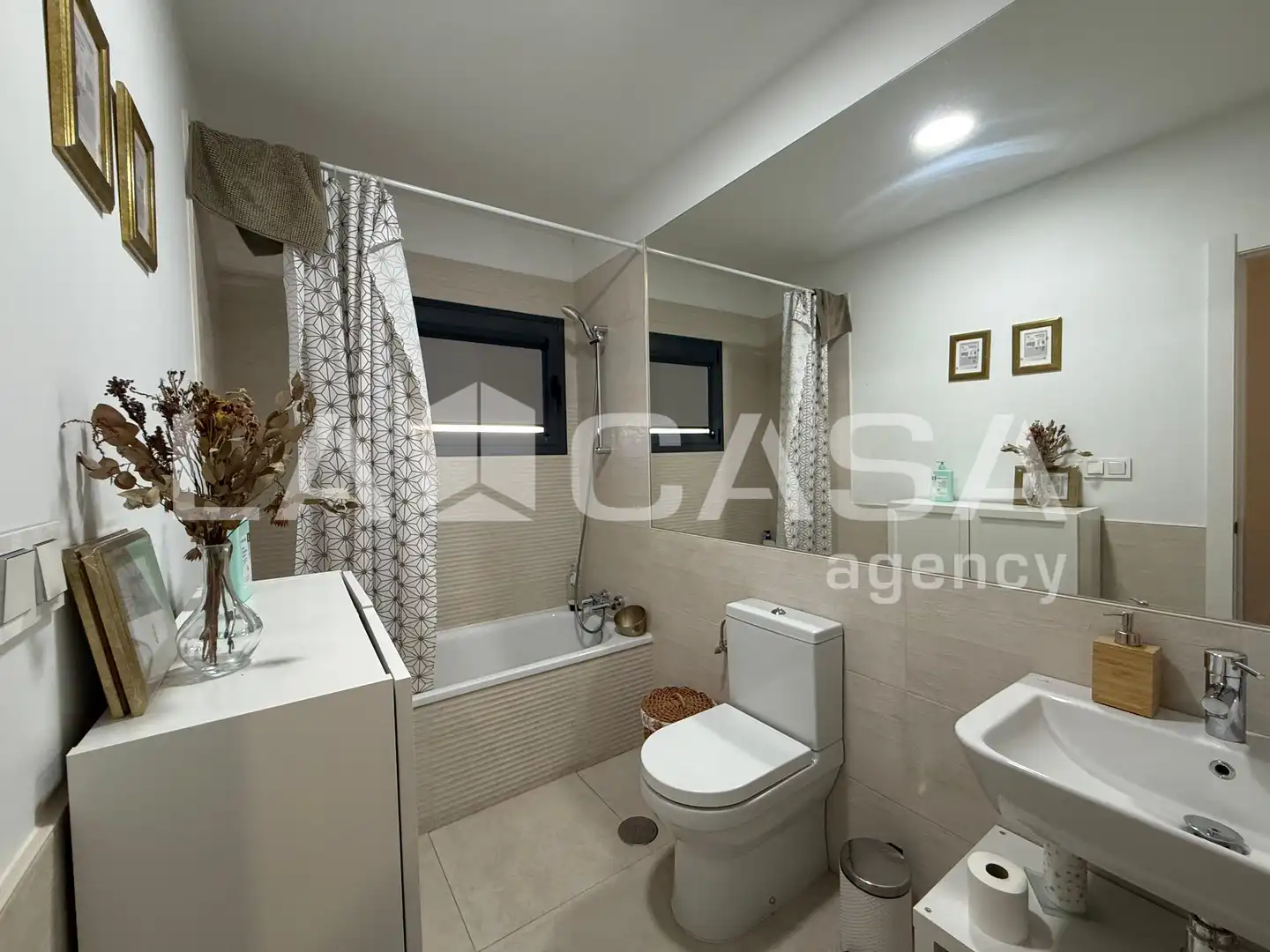 Baño de Casa adosada en venta en Dos Hermanas con Aire acondicionado y Piscina