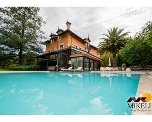 Vista exterior de Casa o xalet en venda en Medio Cudeyo amb Aire condicionat, Terrassa i Piscina