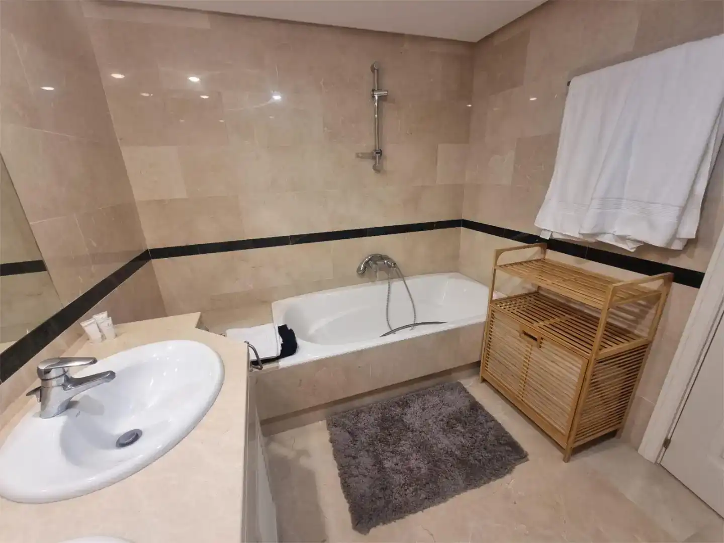 Bany de Pis de lloguer en Marbella amb Aire condicionat i Piscina