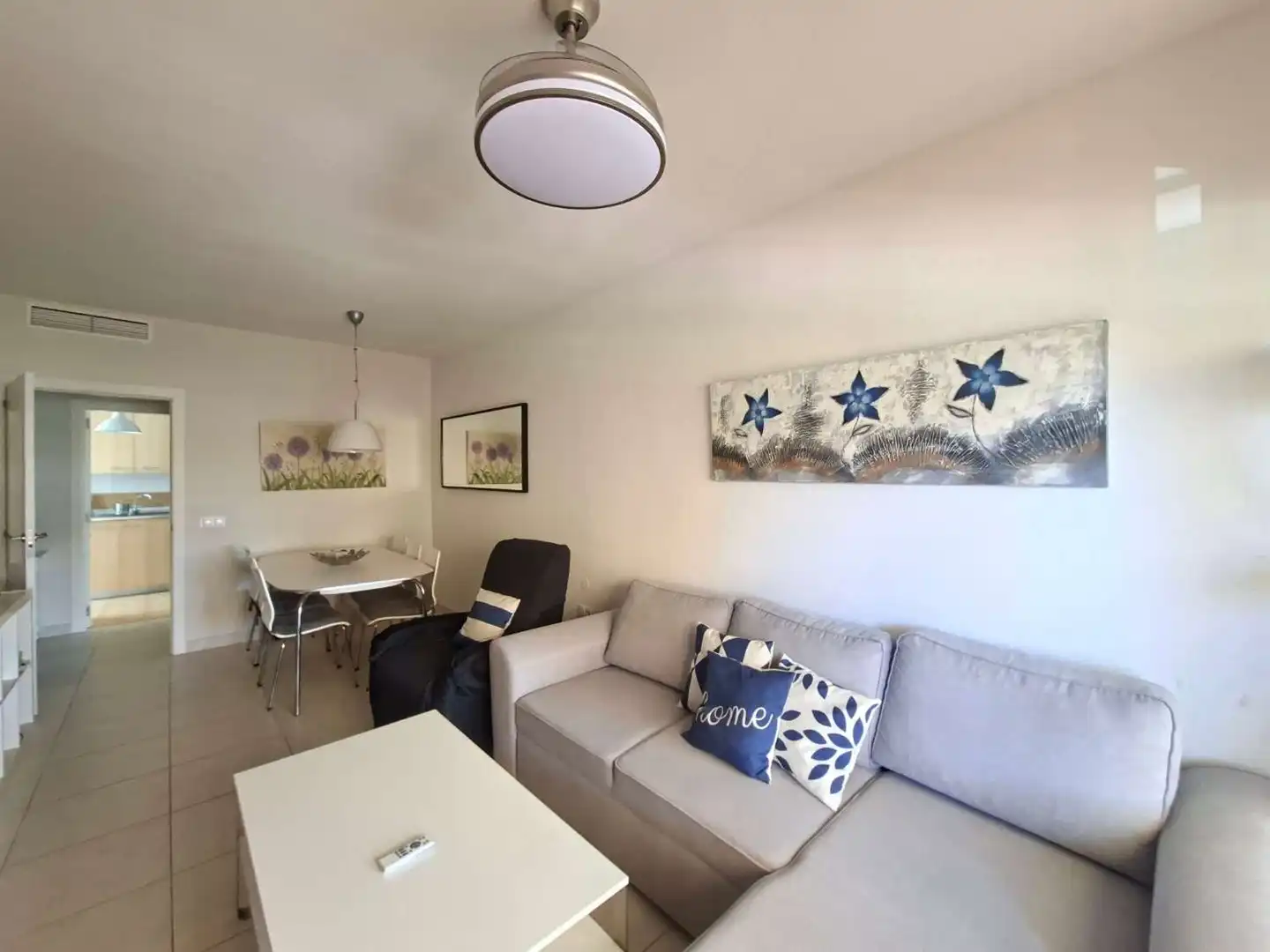 Sala d'estar de Pis de lloguer en Algarrobo amb Aire condicionat, Terrassa i Piscina