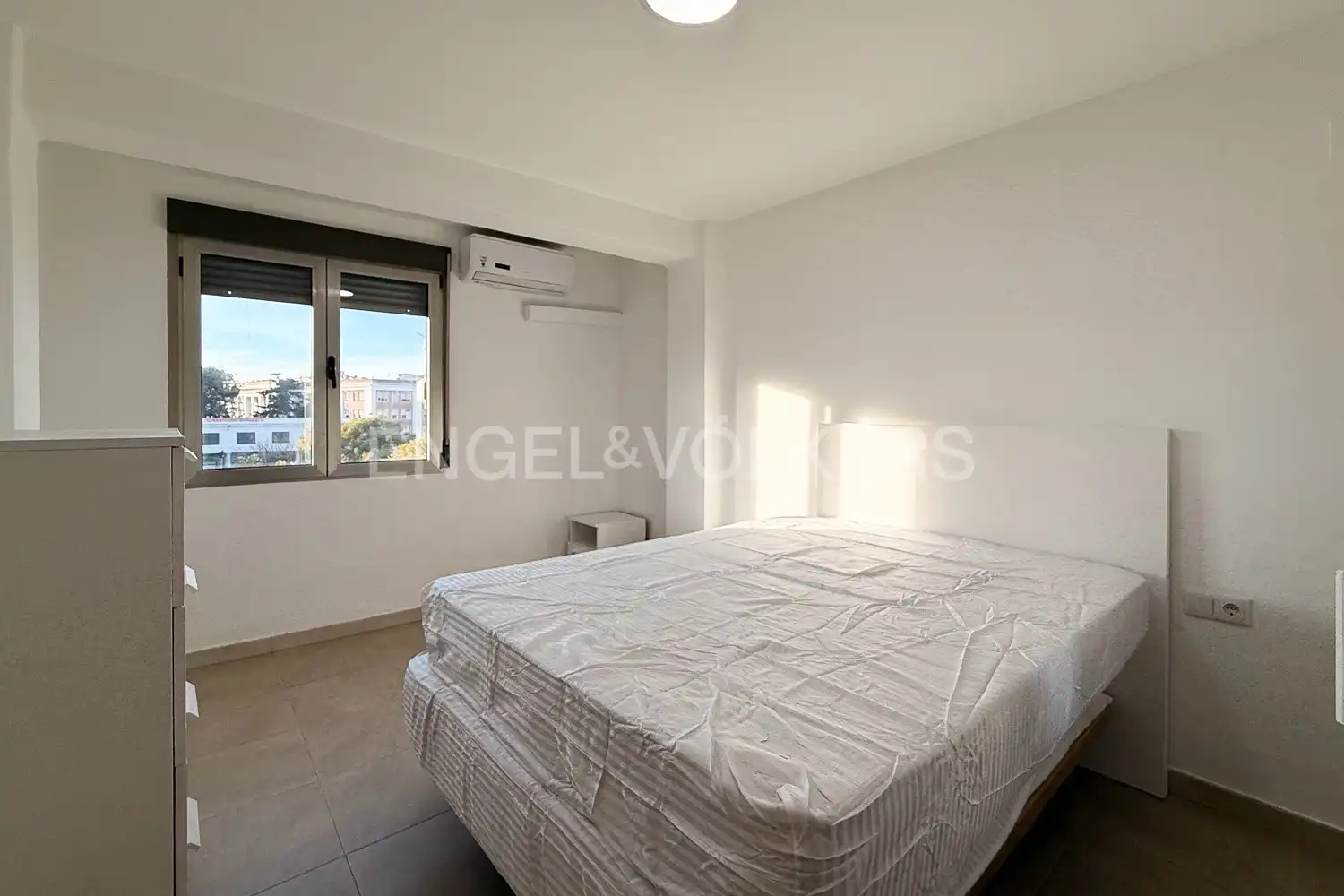 Schlafzimmer von Wohnung zur Miete in Valencia mit Klimaanlage, Heizung und Möbliert
