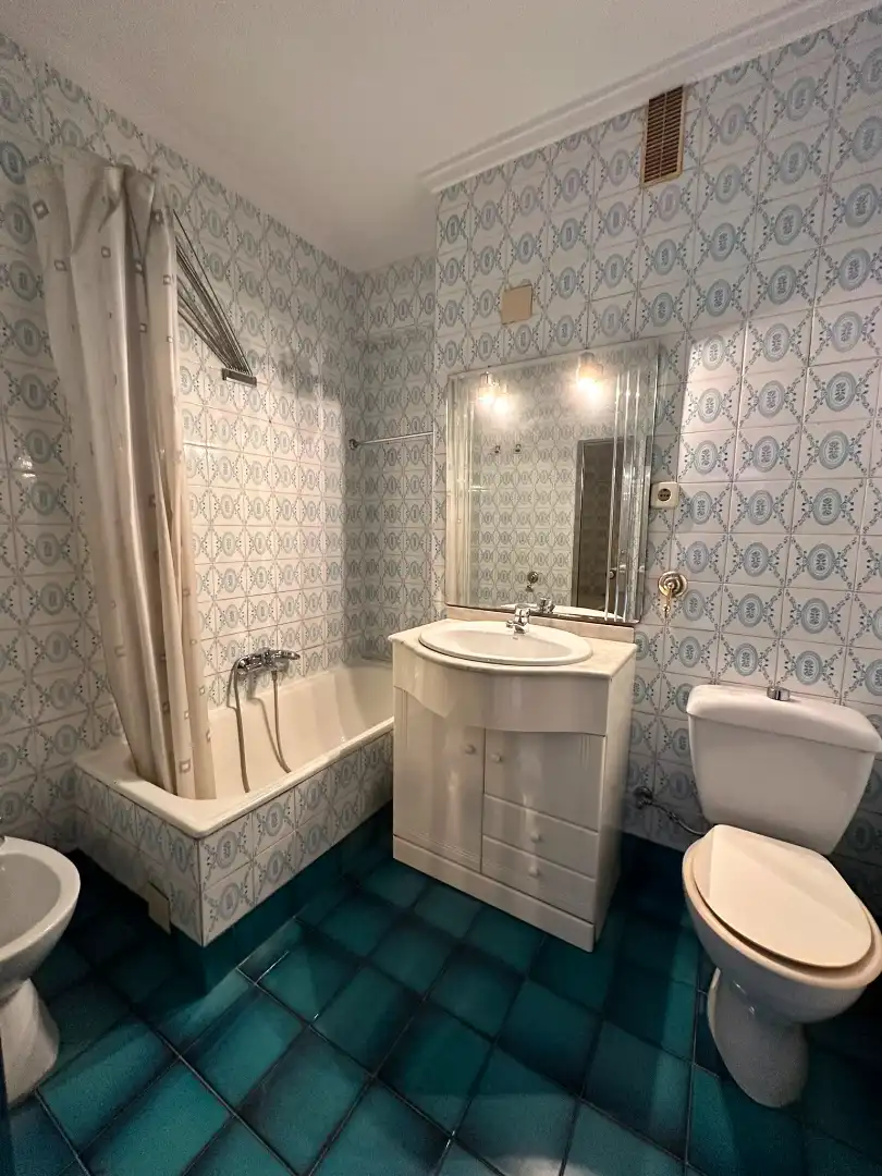 Baño de Piso en venta en Valencia con Amueblado, Horno y Balcón