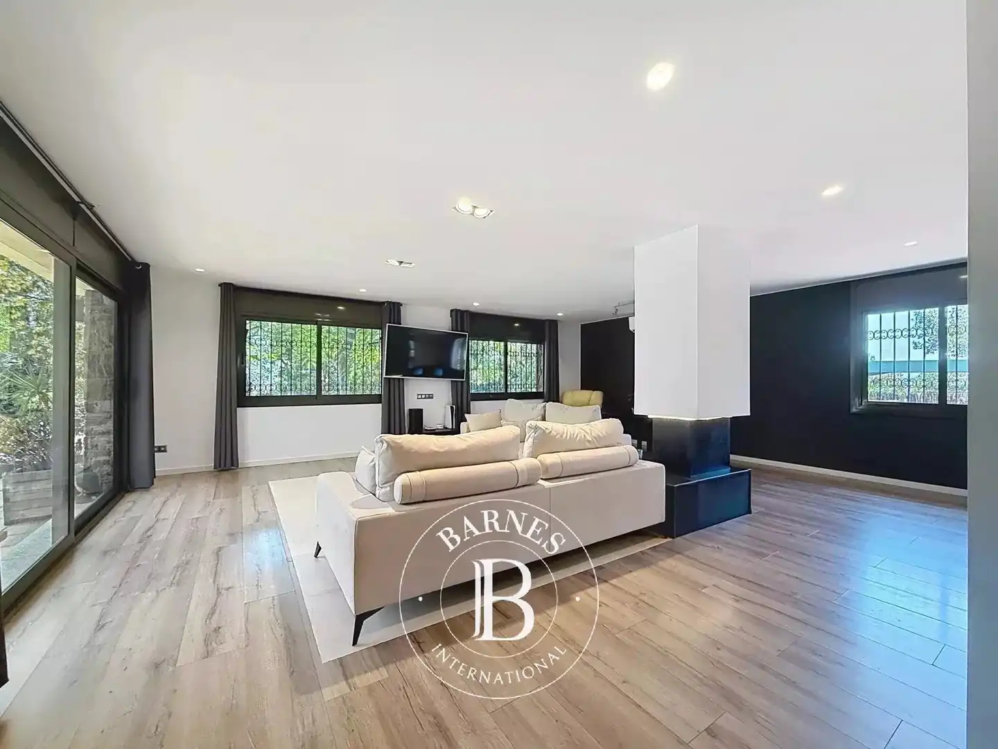 Sala d'estar de Casa o xalet en venda en Cerdanyola del Vallès amb Aire condicionat, Calefacció i Jardí privat