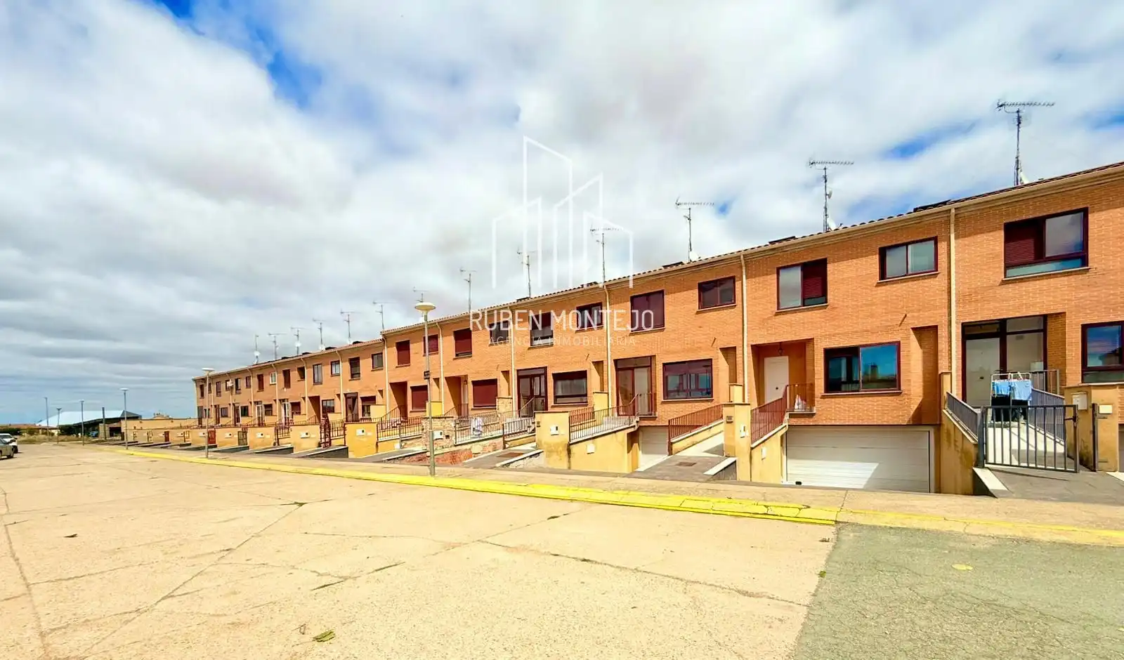 Vista exterior de Casa adosada en venta en Galindo y Perahuy con Calefacción, Jardín privado y Terraza