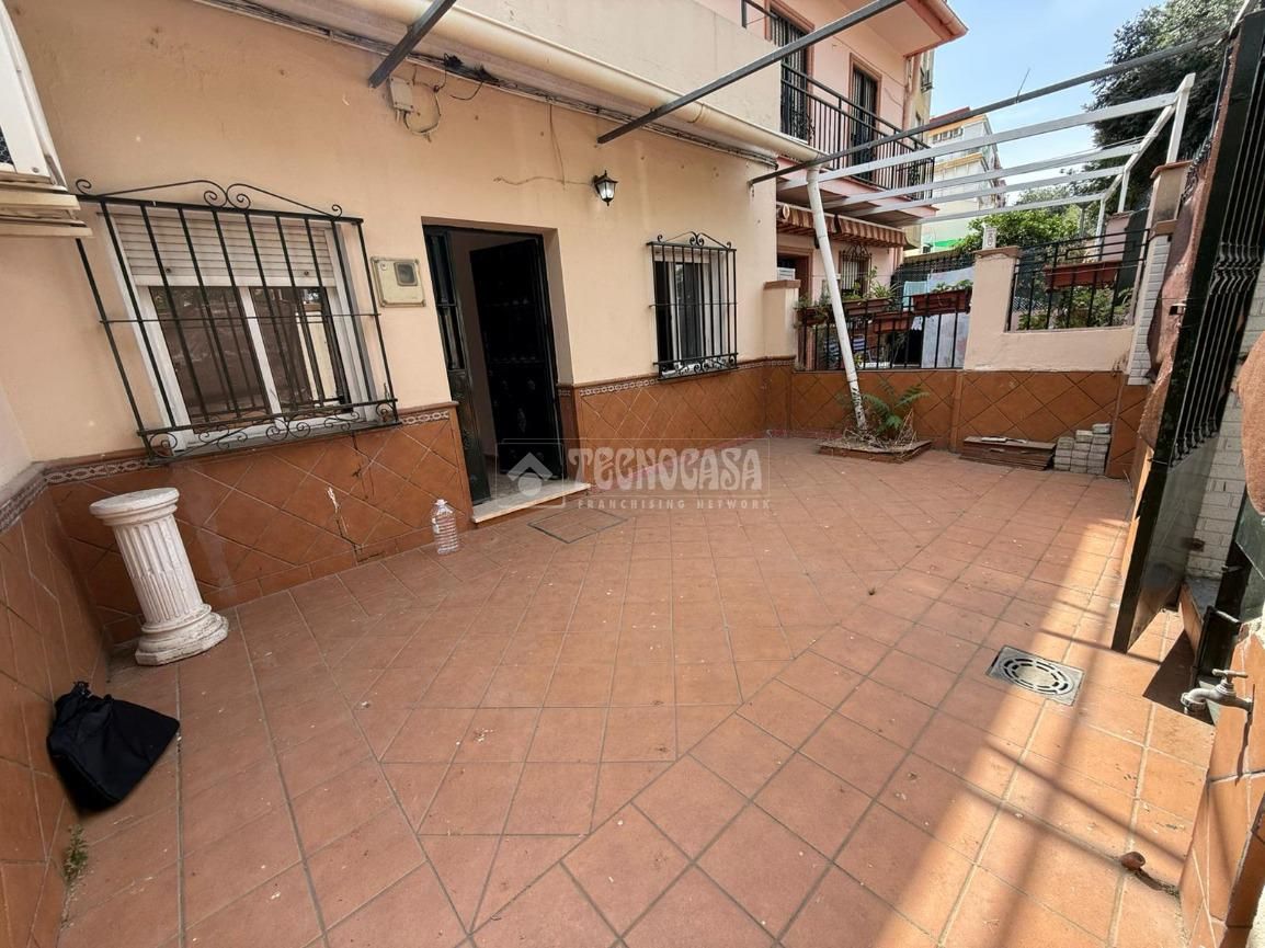 Exterior view of Single-family semi-detached for sale in  Sevilla Capital  with Terrace