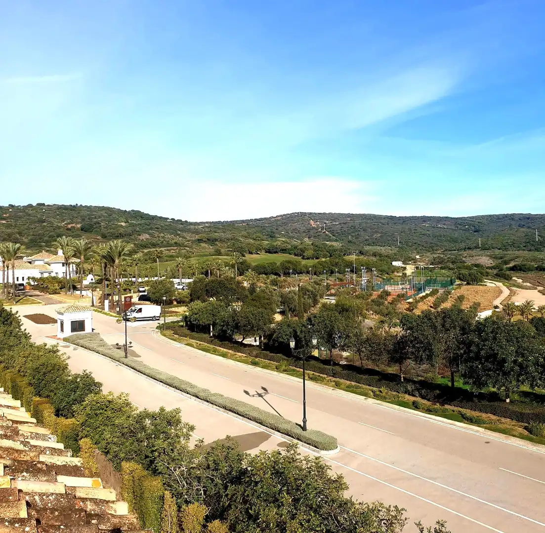 Vista exterior de Casa adosada de lloguer en Sotogrande amb Aire condicionat, Jardí privat i Piscina
