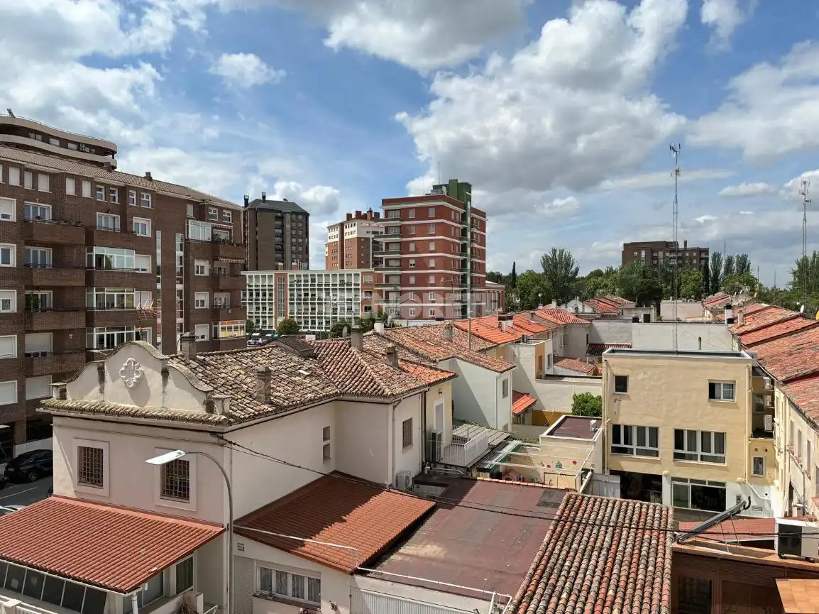 Vista exterior de Piso en venta en Guadalajara con Calefacción y Terraza