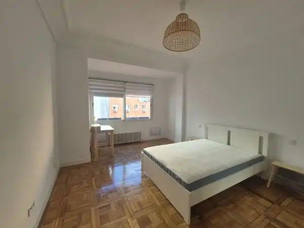 Dormitori de Apartament de lloguer en Madrid amb Aire condicionat, Calefacció i Moblat