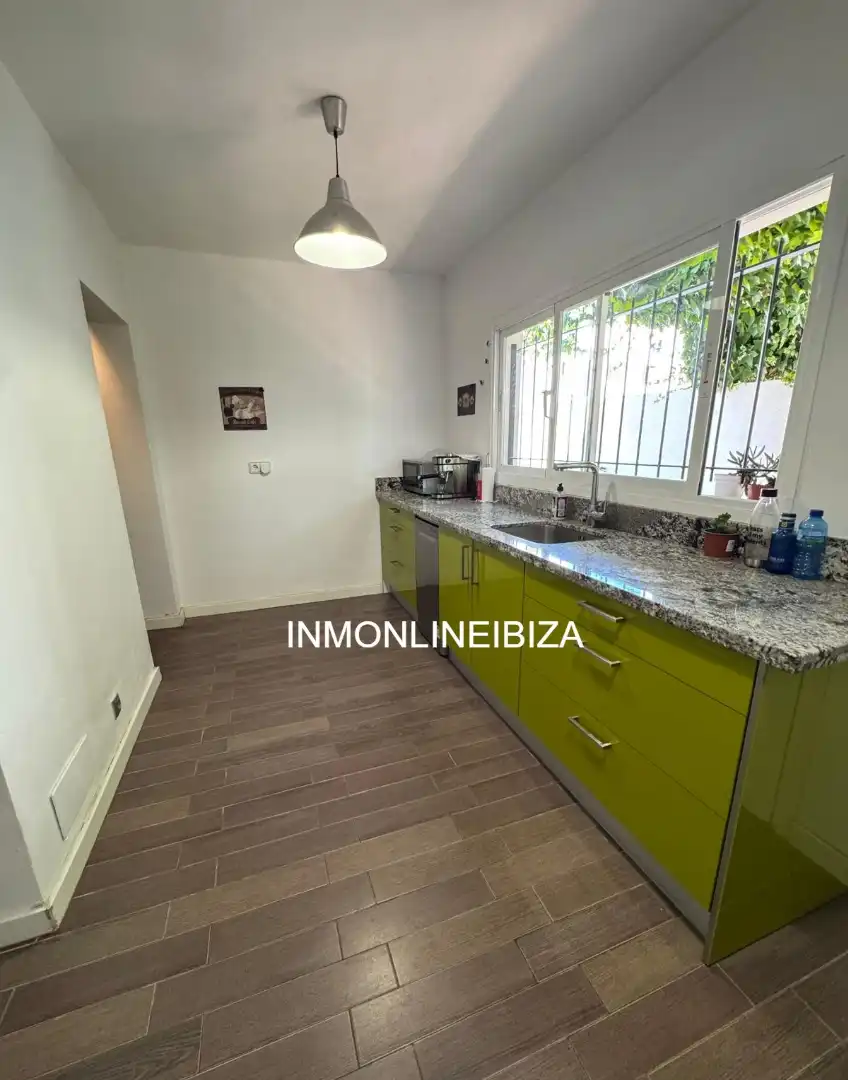 Vista exterior de Casa o xalet en venda en Sant Antoni de Portmany amb Aire condicionat, Jardí privat i Terrassa