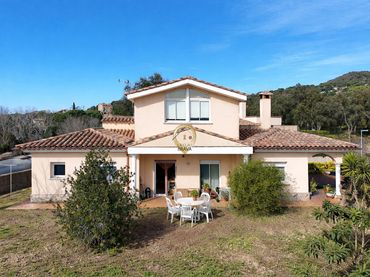 Villa con giardino in vendita a Carrer de la Sureda