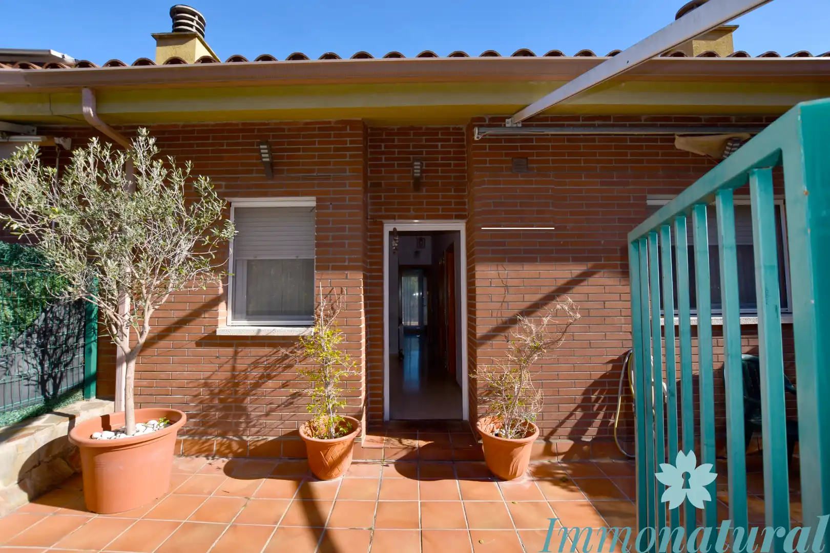 Vista exterior de Casa adosada en venta en Torrelles de Llobregat con Aire acondicionado, Calefacción y Jardín privado