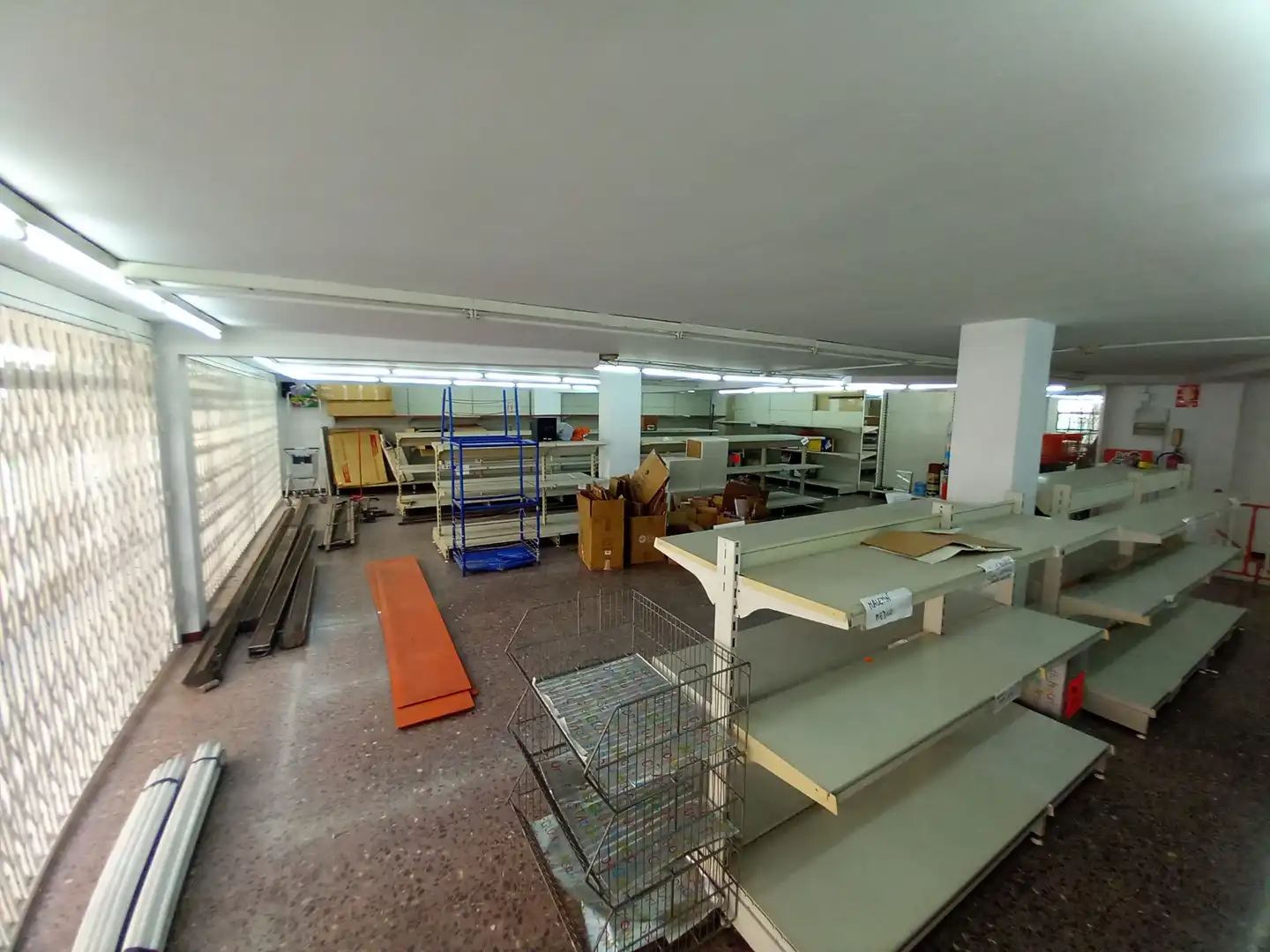 Local de alquiler en L'Hospitalet de Llobregat con Parquet