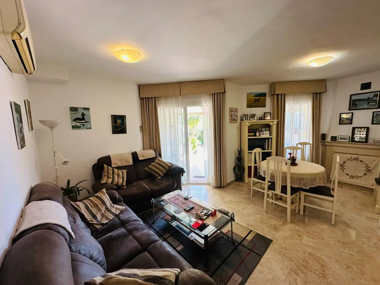 Sala d'estar de Casa adosada en venda en Mijas amb Aire condicionat, Calefacció i Jardí privat