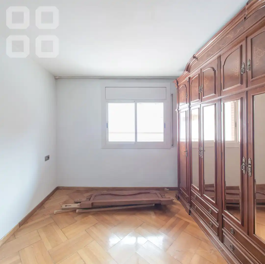 Habitación de Piso en venta en L'Hospitalet de Llobregat con Parquet, Terraza y Balcón