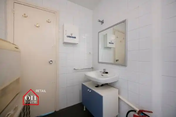 Baño de Local en venta en Sant Cugat del Vallès con Aire acondicionado, Calefacción y Parquet