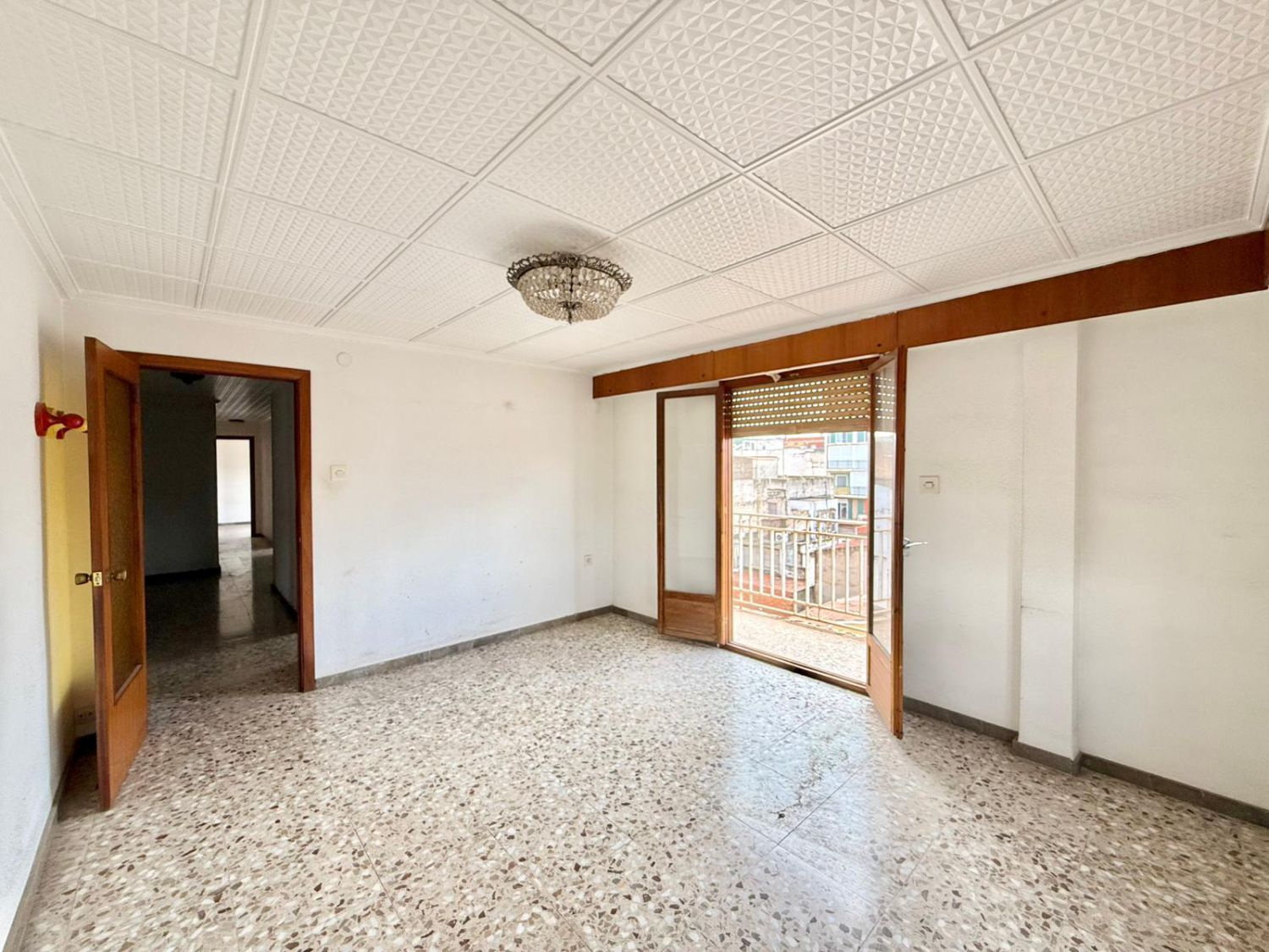 Wohnzimmer von Dachboden zum verkauf in Aspe mit Balkon
