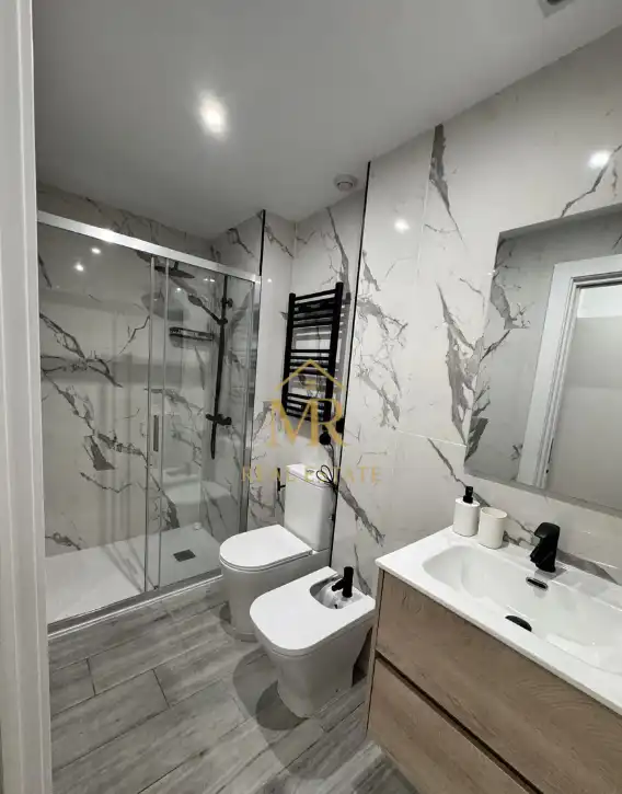 Bathroom of Study for sale in Salamanca  with Air Conditioner, Heating and Furnished