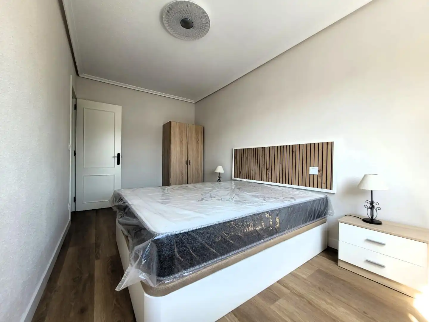 Schlafzimmer von Wohnungen zur Miete in Santander mit Heizung, Möbliert und Balkon