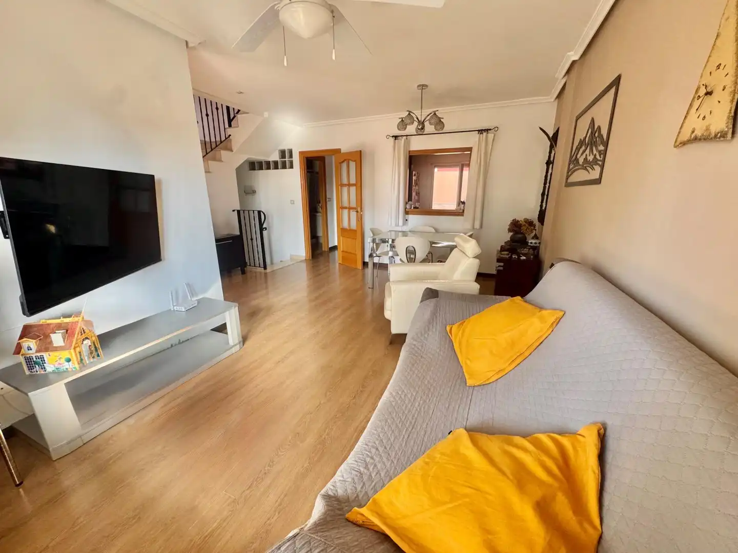 Sala d'estar de Casa adosada en venda en Orihuela amb Traster i Balcó