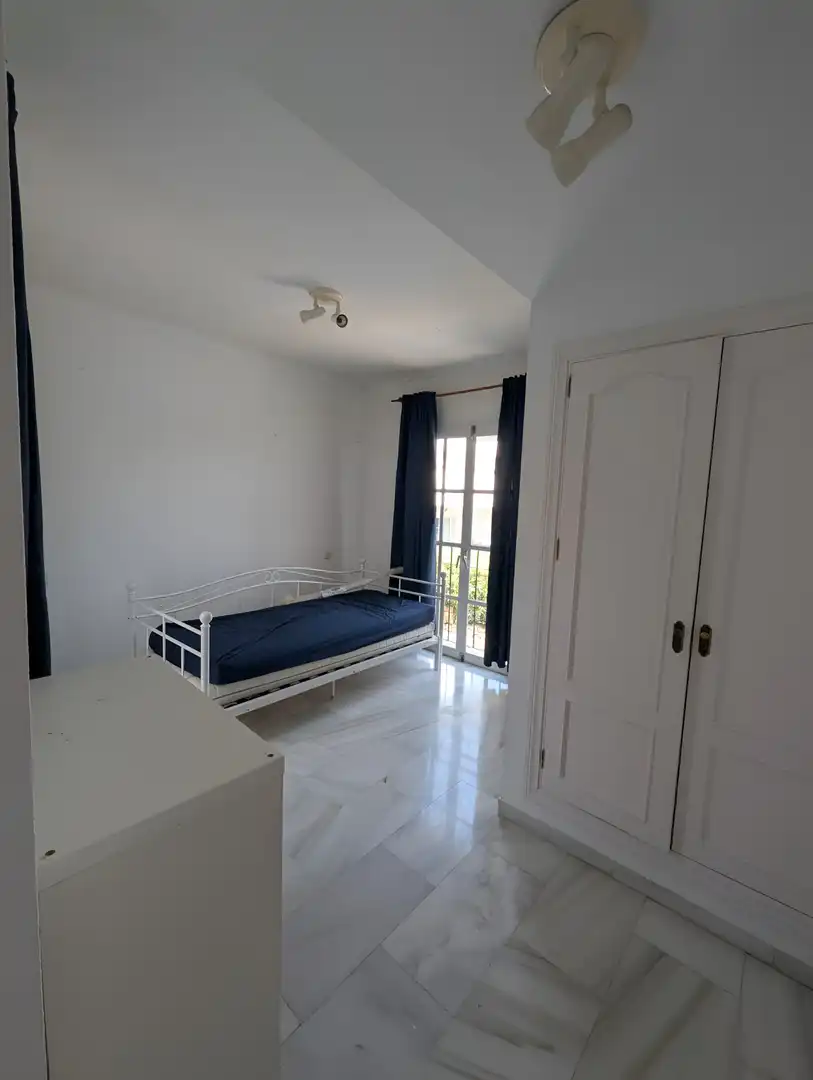Dormitori de Casa adosada en venda en Estepona amb Aire condicionat, Terrassa i Piscina