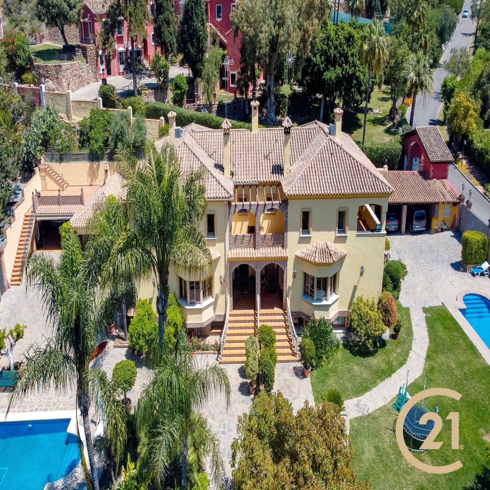 Vista exterior de Casa o xalet en venda en Benahavís amb Aire condicionat, Jardí privat i Terrassa