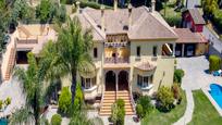 Vista exterior de Casa o xalet en venda en Benahavís amb Aire condicionat, Jardí privat i Terrassa