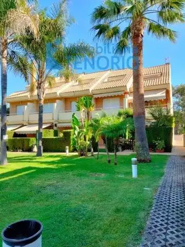 Vista exterior de Casa adosada en venta en Islantilla con Piscina comunitaria