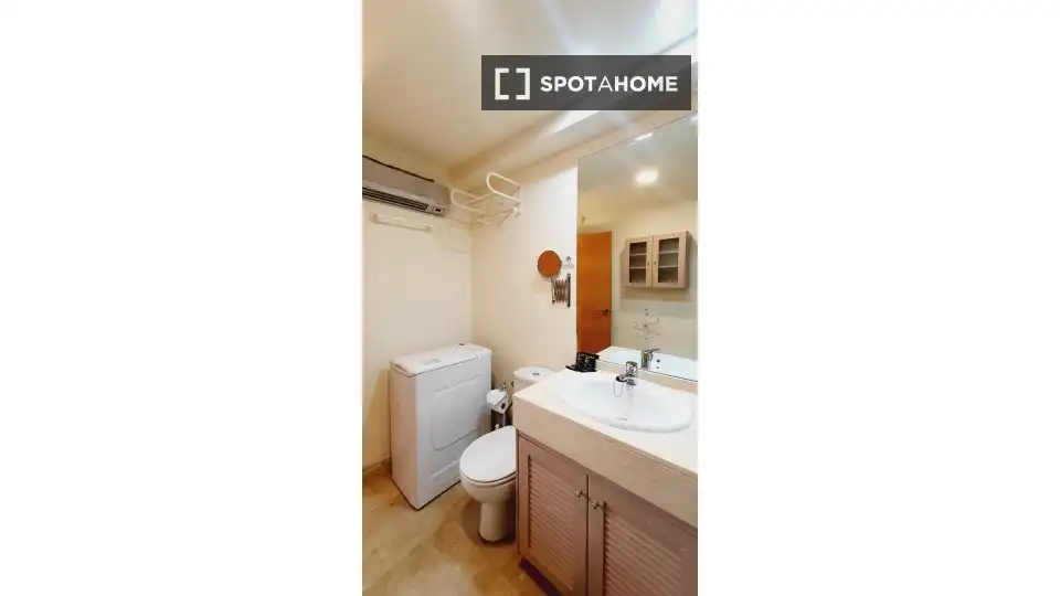 Baño de Piso de alquiler en Madrid con Aire acondicionado, Calefacción y Amueblado