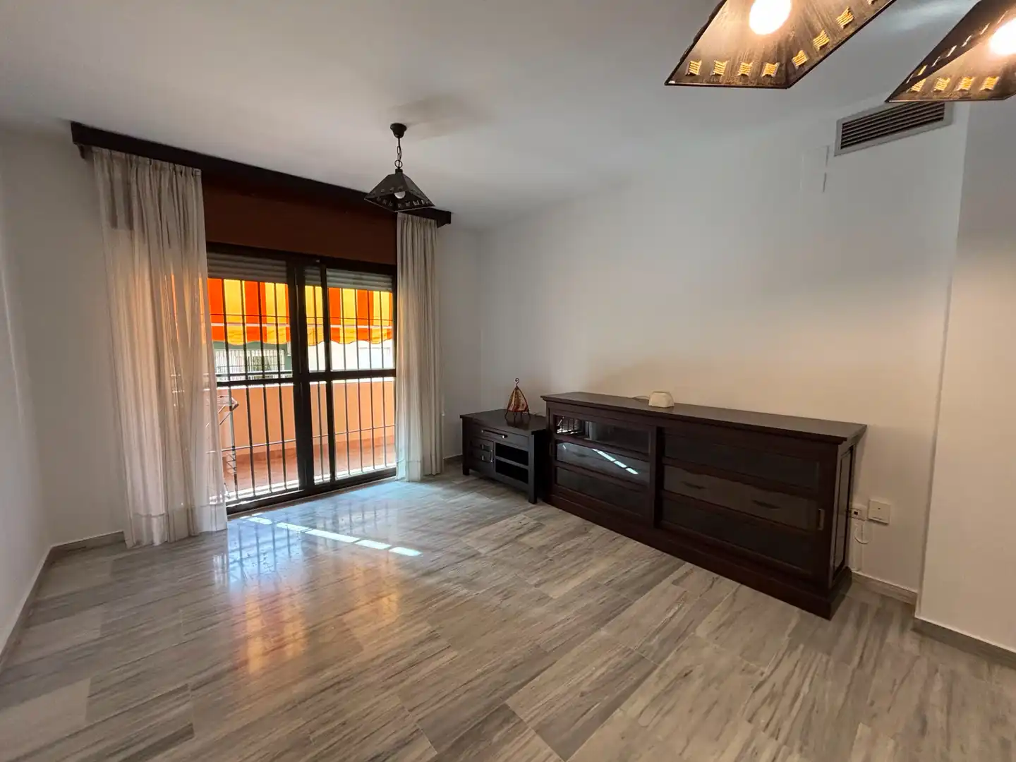 Living room of Flat for rent in Granada  with Air Conditioner, Heating and Washing machine