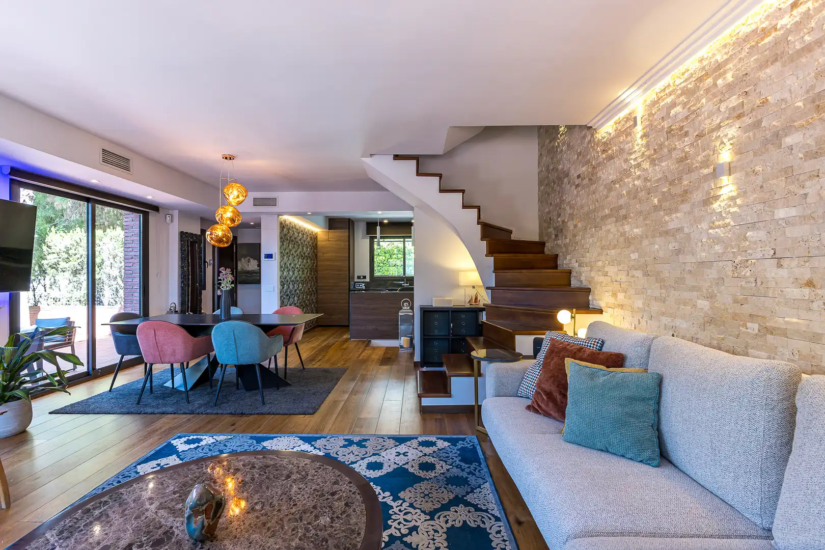 Sala d'estar de Casa adosada en venda en Sitges amb Calefacció, Jardí privat i Parquet