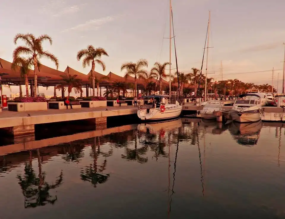 Außenansicht von Wohnungen zur Miete in Santa Pola mit Privatgarten, Terrasse und Möbliert