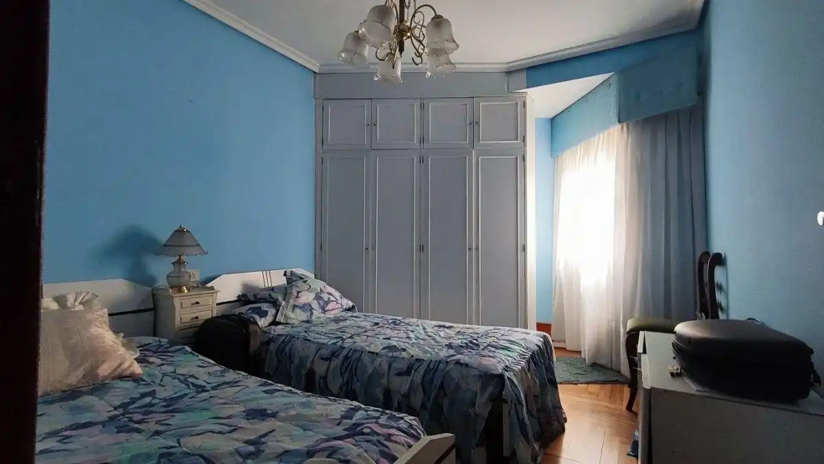 Habitación de Piso en venta en Vigo  con Calefacción, Trastero y Amueblado