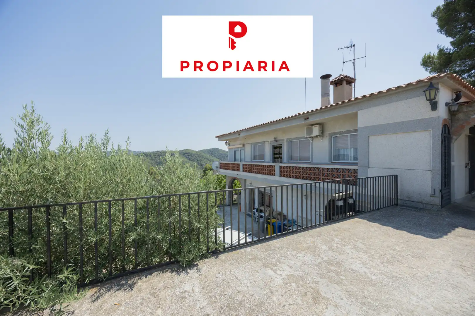Vista exterior de Casa o xalet en venda en Sant Andreu de la Barca amb Aire condicionat, Calefacció i Jardí privat