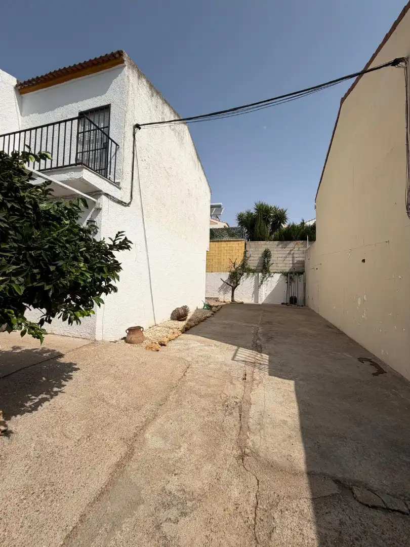 Vista exterior de Casa adosada en venda en Mairena del Aljarafe amb Piscina comunitària