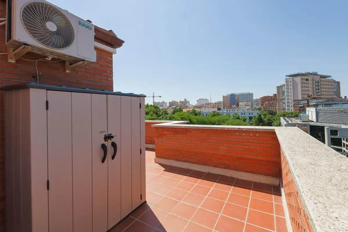 Terrassa de Àtic de lloguer en Madrid amb Aire condicionat, Calefacció i Jardí privat
