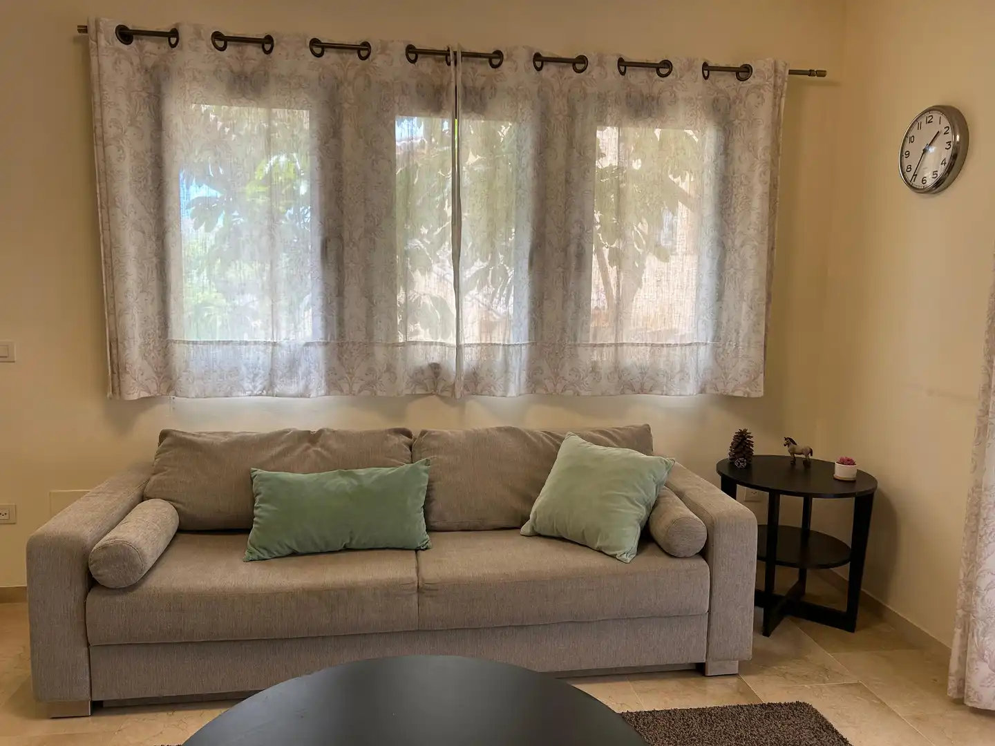 Sala d'estar de Apartament de lloguer en Estepona amb Aire condicionat, Moblat i Internet