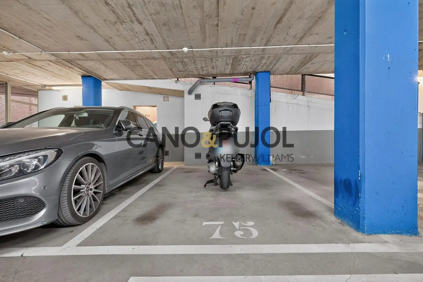 Aparcament de Pis en venda en Sant Cugat del Vallès amb Aire condicionat, Calefacció i Parquet
