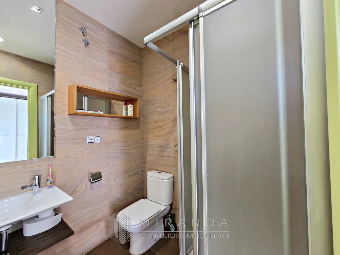 Baño de Casa adosada de alquiler con opción a compra en Breda con Aire acondicionado, Calefacción y Parquet