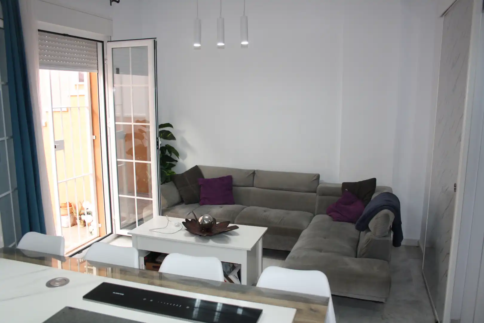 Wohnzimmer von Einfamilien-Reihenhaus zum Verkauf in Montequinto mit Klimaanlage, Heizung und Terrasse