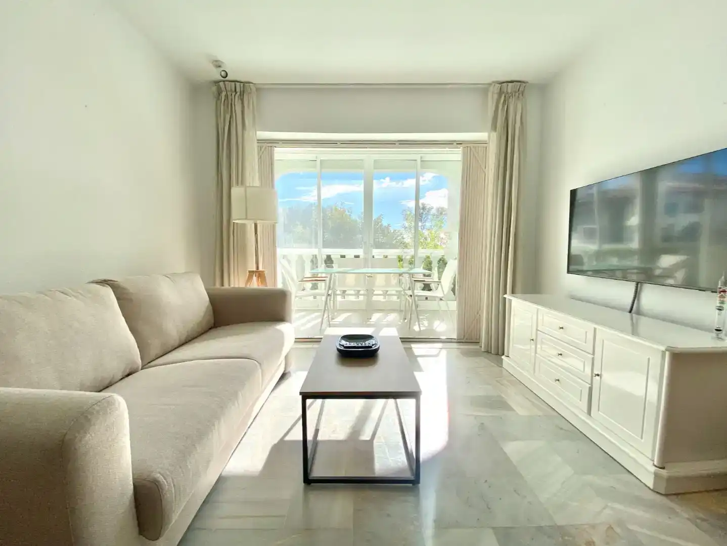 Wohnzimmer von Wohnung zur Miete in Mijas mit Schwimmbad