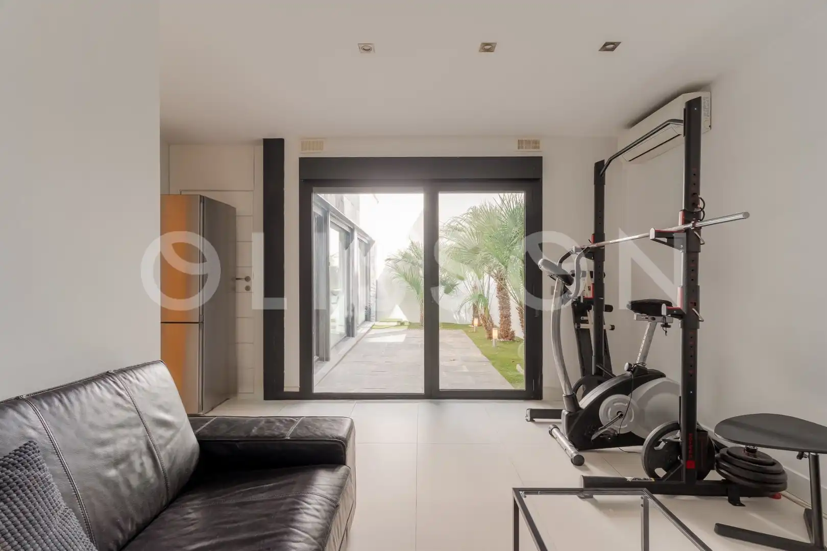 Sala d'estar de Casa o xalet en venda en Madrid amb Aire condicionat, Calefacció i Jardí privat