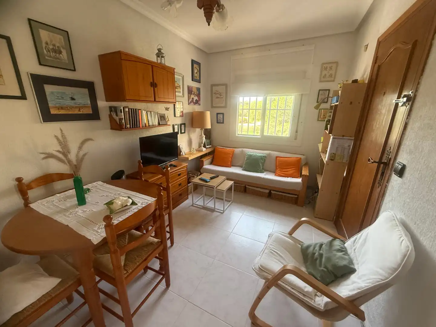 Sala d'estar de Apartament en venda en Torrevieja amb Jardí privat, Terrassa i Moblat