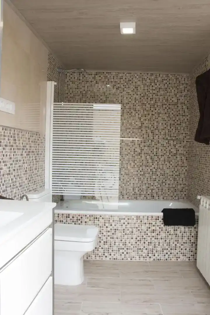 Badezimmer von Wohnung zur Miete in Valdemora mit Parkett, Möbliert und Ofen