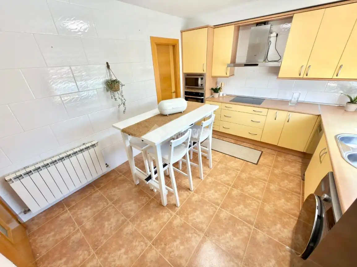 Cocina de Casa adosada en venta en Cabanillas del Campo con Calefacción, Parquet y Trastero