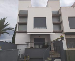 Vista exterior de Casa adosada en venda en Vinaròs amb Aire condicionat, Jardí privat i Terrassa